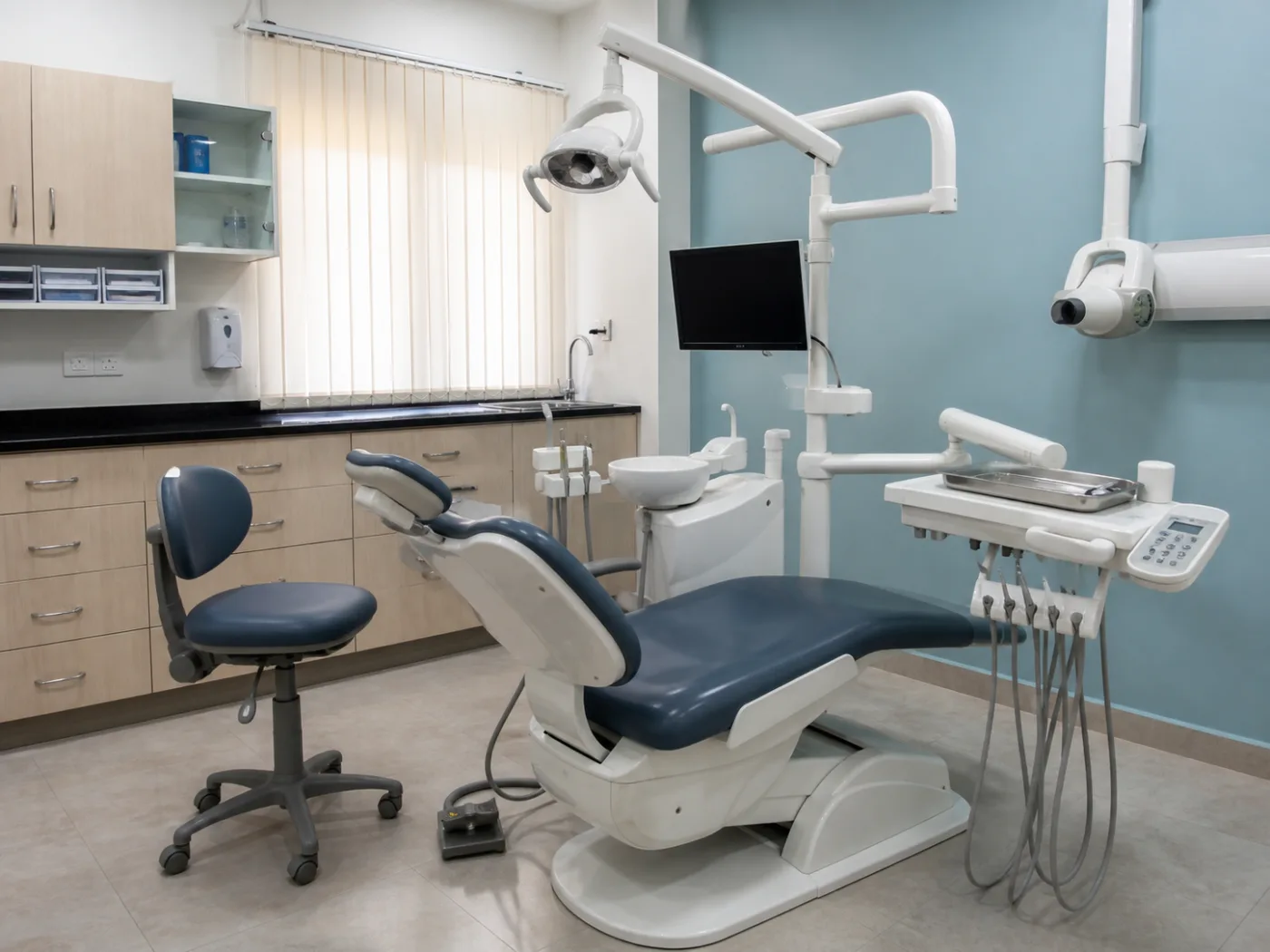 Dental treatment room equipped for routine and cosmetic dentistry