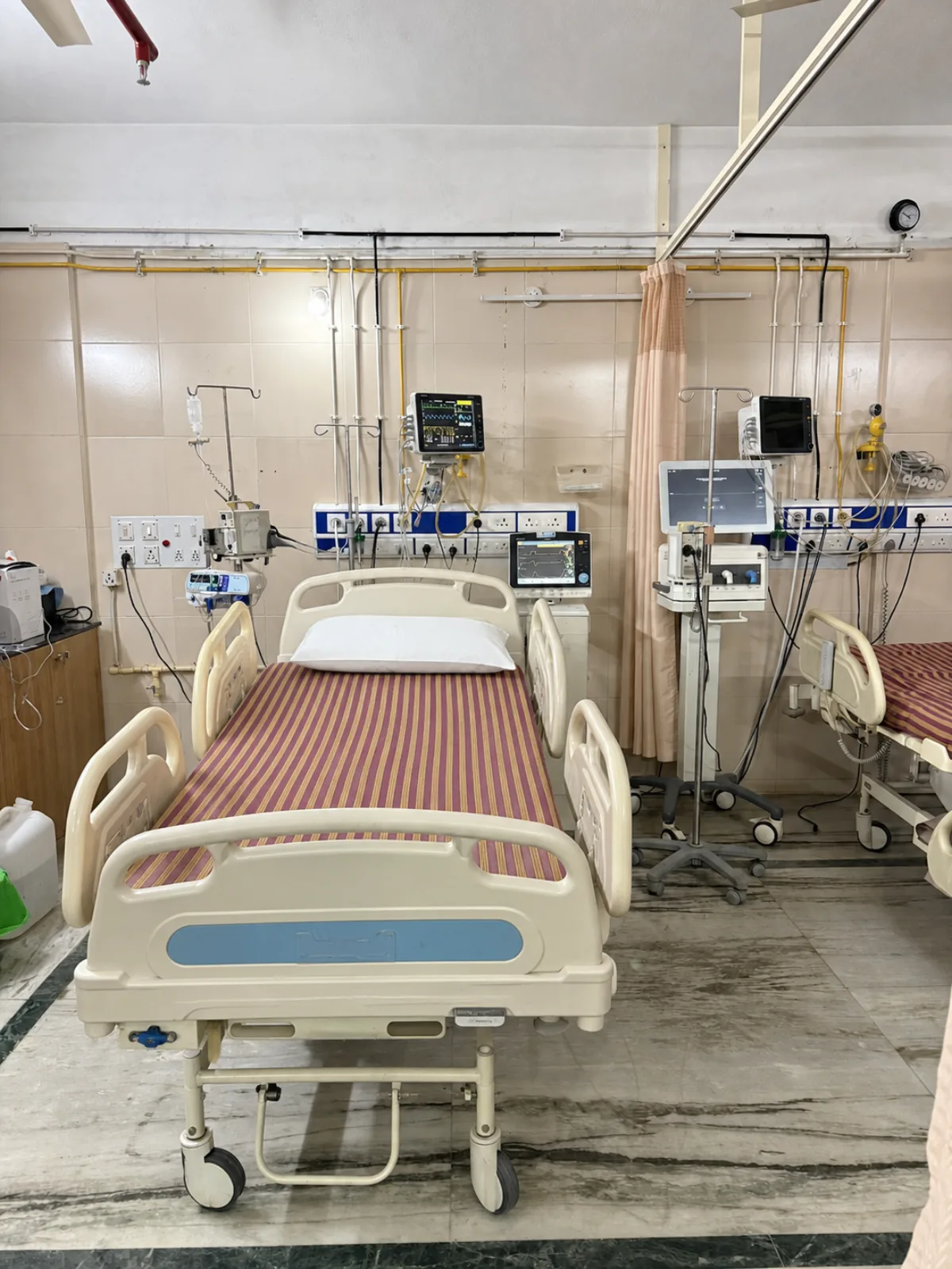 Ventilator-equipped intensive care bed without a patient